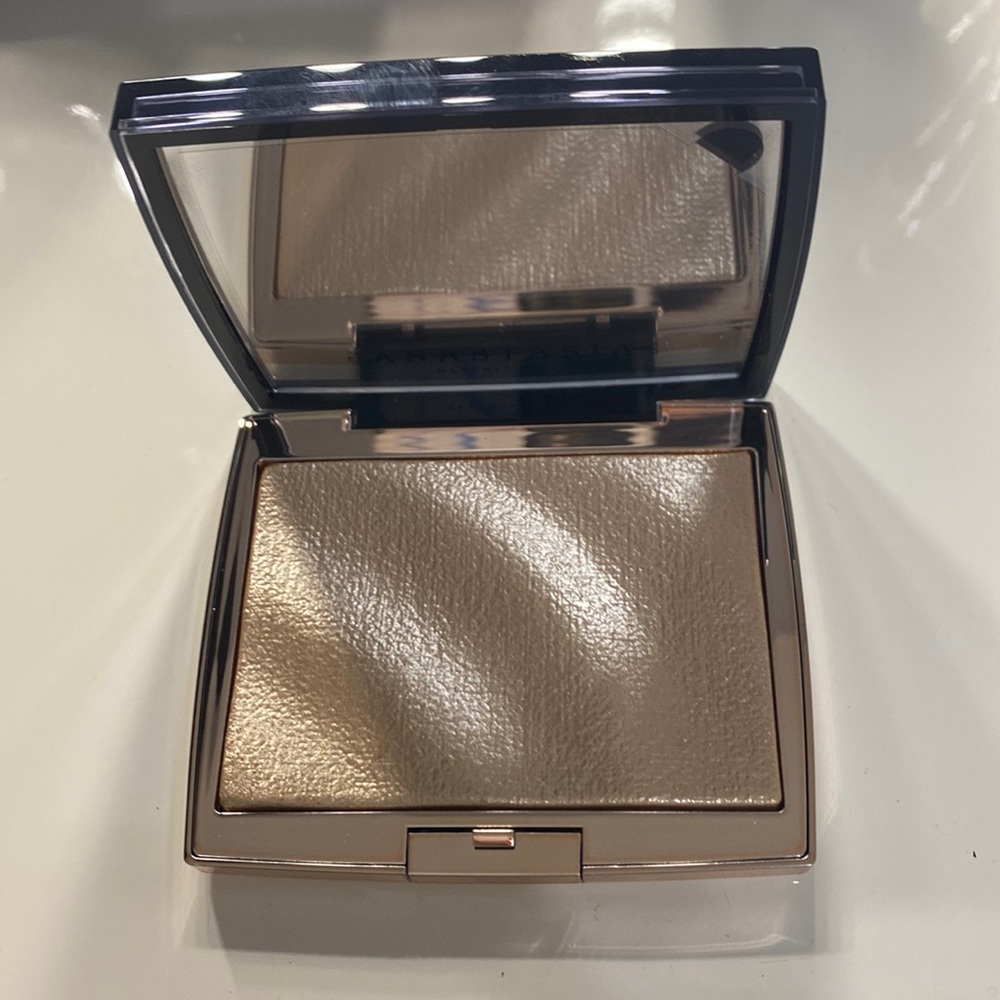 BNIB Anastasia Beverly Hills x Amrezy highlighter